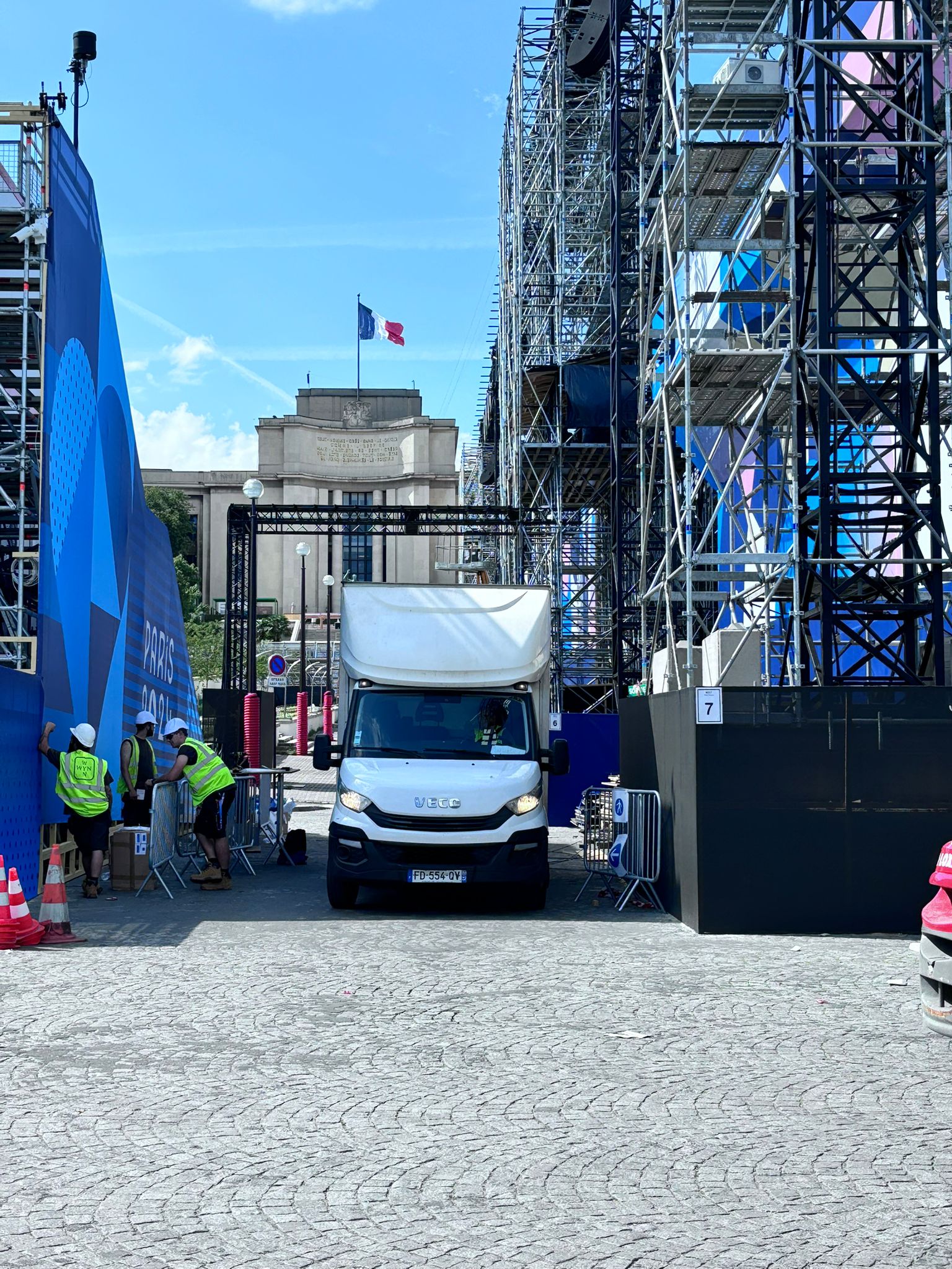 LEON RUSH aux JO 2024 Livraison durant les Jeux Olympiques 2024 de Paris avec nos véhicules de transport LEON RUSH